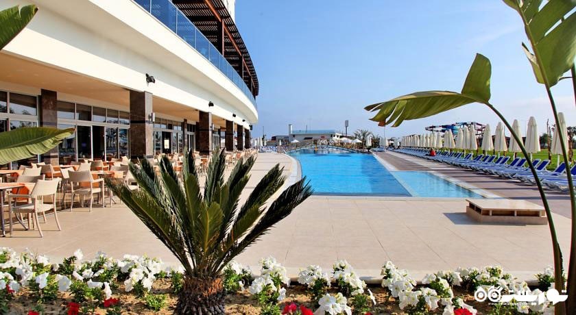 نمایی از هتل و استخر ر وباز